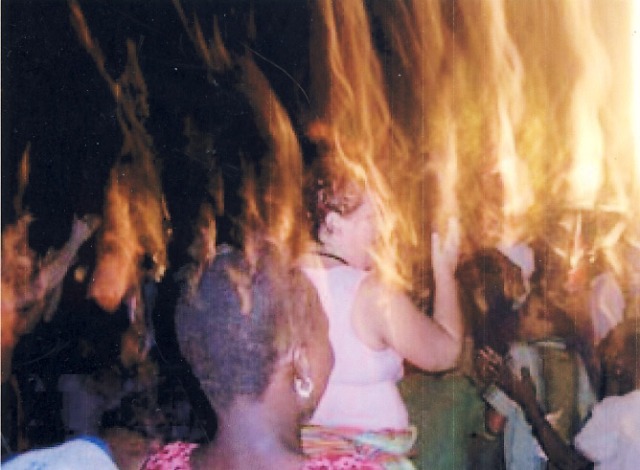 Le feu de l'Esprit Saint qui se fait parfois visible chez des priants ? (Photos) Tongues-of-fire-acts-2-3